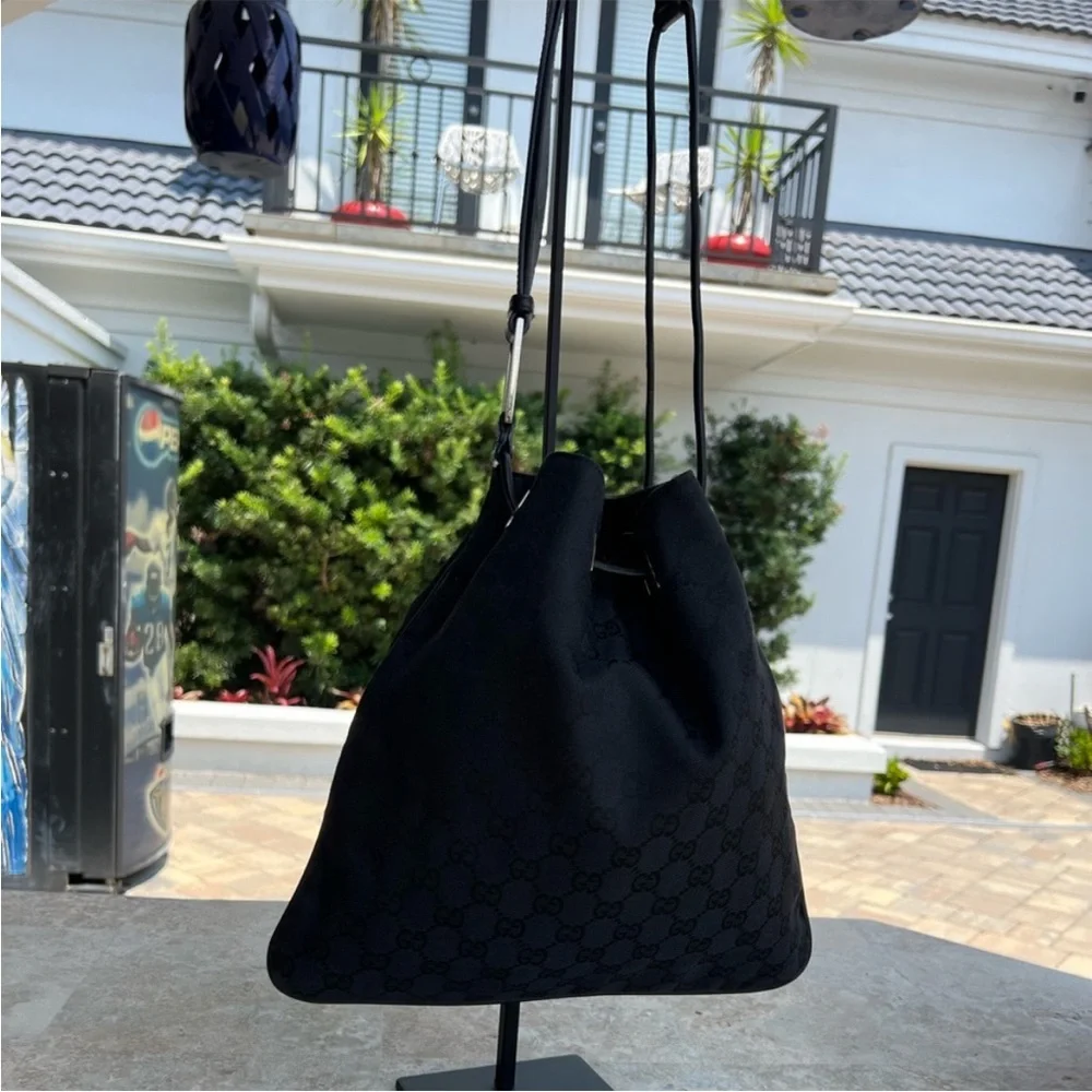 Gucci drawstring style shoulder bag black canvas - Picture 2 of 11